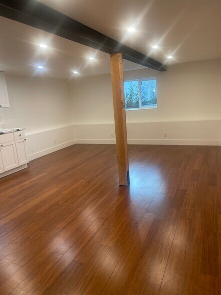 Building Photo - 1453 Hampel St