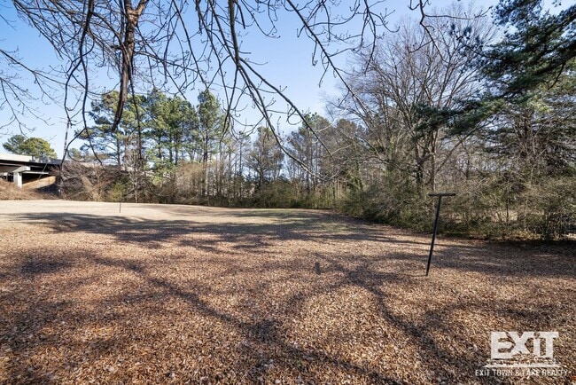 Building Photo - 3 Bedroom/1 Bathroom Brick Ranch For Rent