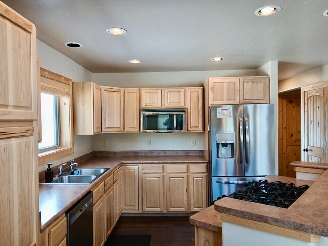 Primary Photo - 884 Kinnikinnick Rd