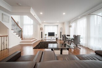 Building Photo - 11 Washington Pl