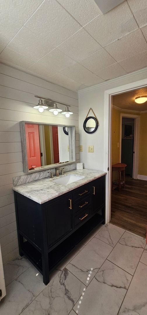 Building Photo - Snowbird Rental or Short-Term Getaway – Just Steps from the Beach!