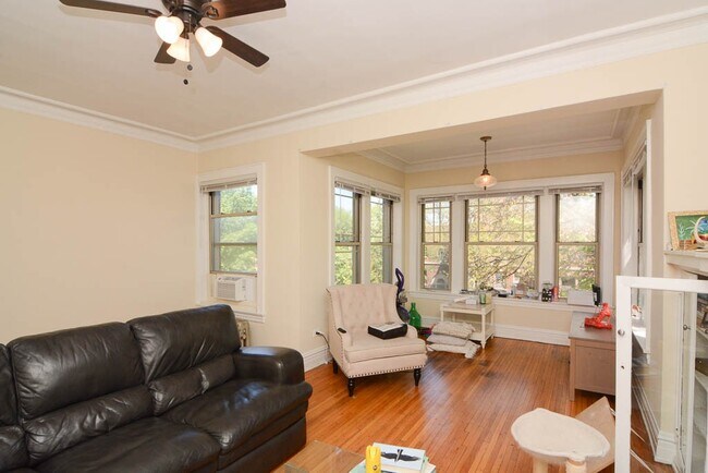 Building Photo - 4400 N Racine Ave