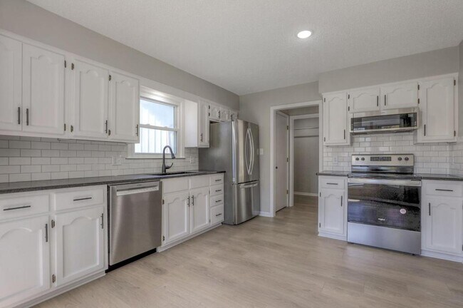 Building Photo - 1008 NW Roanoke Dr