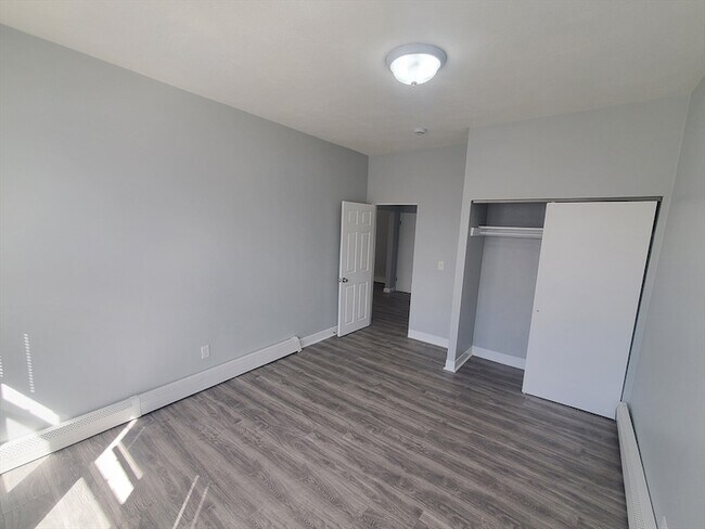 Building Photo - 14 Abbotsford St