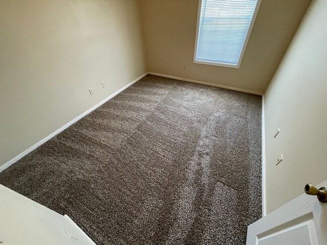 Building Photo - Quail Hollow!!  New Paint/Flooring