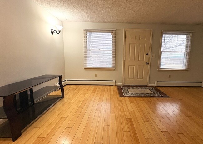 Building Photo - Spacious 3 Bedroom, 2 Bath Townhouse with In-Unit Laundry in Lowell, MA