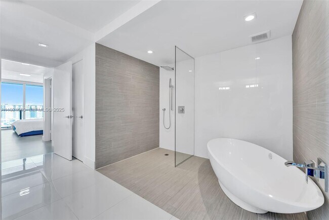 Building Photo - 300 Sunny Isles Blvd