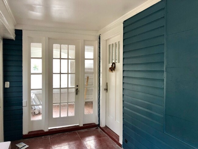 Building Photo - Completely renovated spacious single famil...