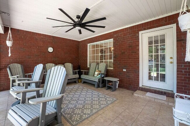 Building Photo - Available mid June!