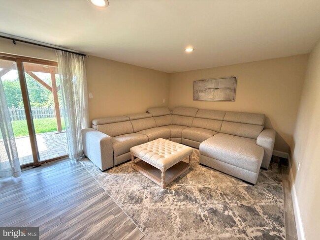 Building Photo - 343 Basswood Cir