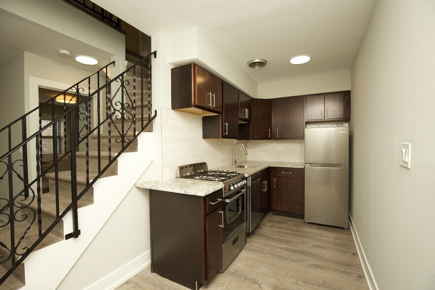 Building Photo - 450 W Barry Ave