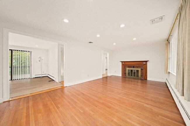 Building Photo - 11 Suban Pl