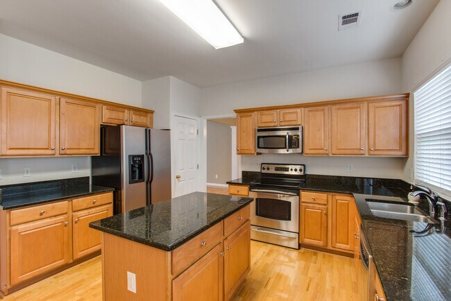 Building Photo - 4Bed/2.5Bath in Brentwood, Lawn Care Included!