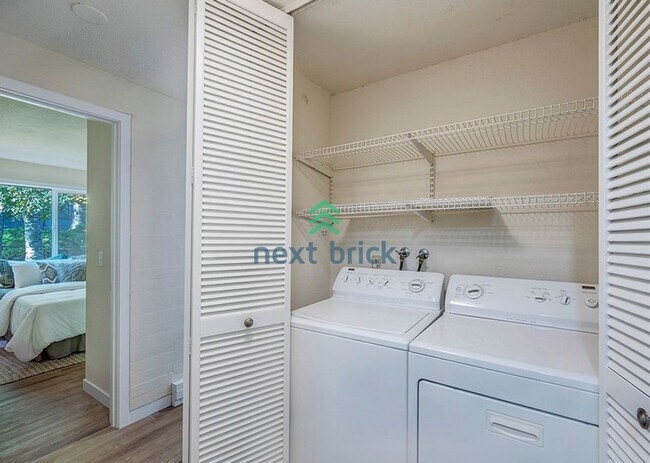 Building Photo - 2 Bed and 1.5 Bath Stunning Townhome is Available for Rent!