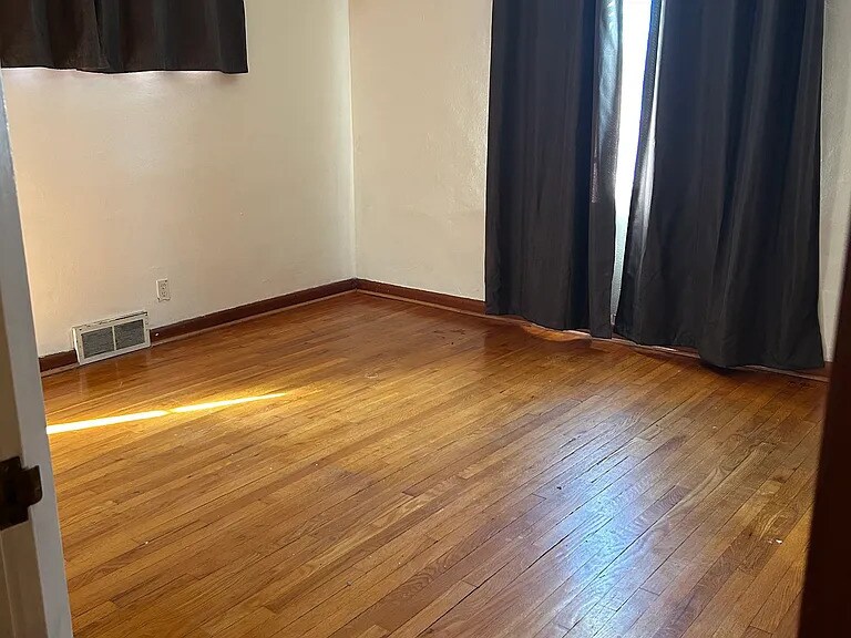 Building Photo - 4914 Lansdowne Ave