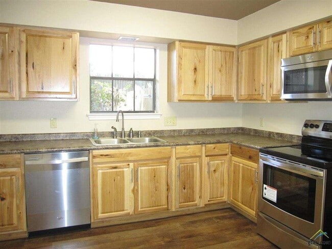 Building Photo - 323 Top Hill Dr