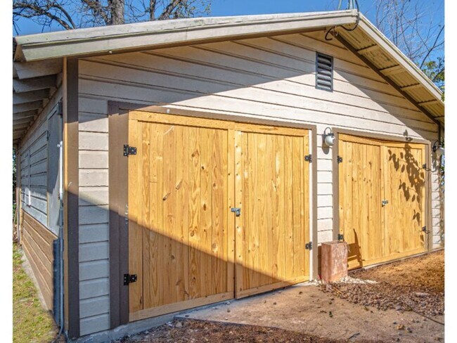 Building Photo - 2 BR 1 BA Gorgeous Home Near Downtown