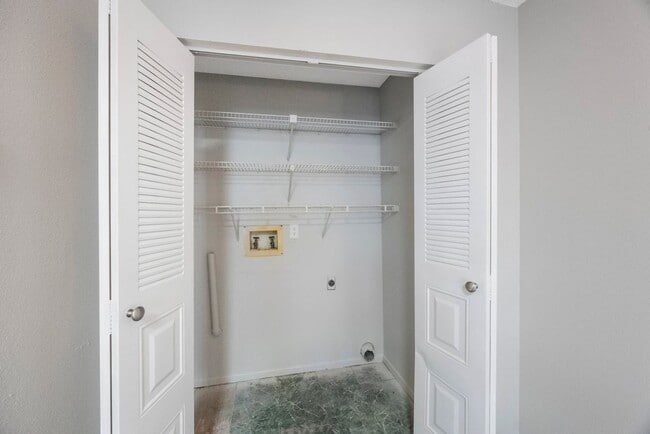 Building Photo - Renovated Town Home 2 bedroom 1.5 bath ** ...