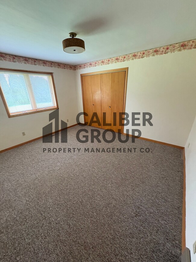 Building Photo - 2 bedroom 1 bath ranch style home