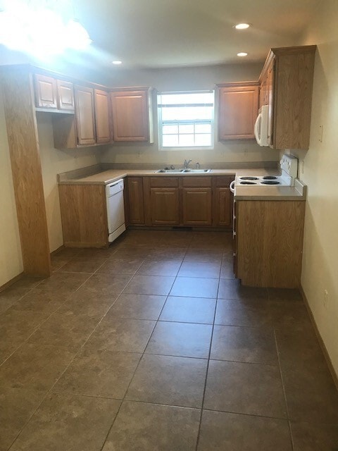Building Photo - 3 Bedrooms, 2 Bathrooms, 2 Car Garage Clos...