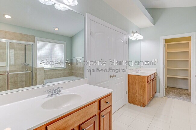 Building Photo - 2041 Jadewood Dr