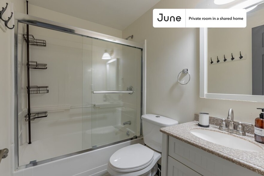 Building Photo - Private bedroom in 5 bed/3 bath Home