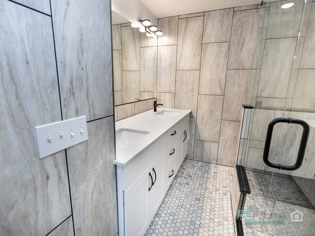 Building Photo - Beautifully Renovated furnished 3-Bedroom ...