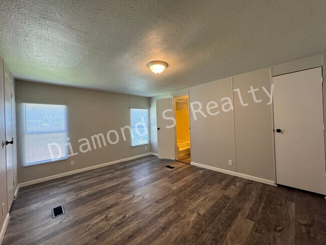 Building Photo - Nice & Clean Mobile Home for Lease!