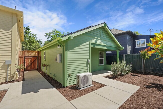 Building Photo - Beautiful 2 bedroom 1 Bathroom for rent in North Oak Park! Close to UC Davis and McGeorge Law
