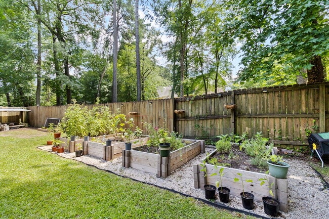 Building Photo - Spacious 4-Bedroom Haven with 3 Full Baths...
