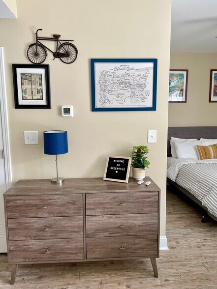Dresser - 10 E Washington St