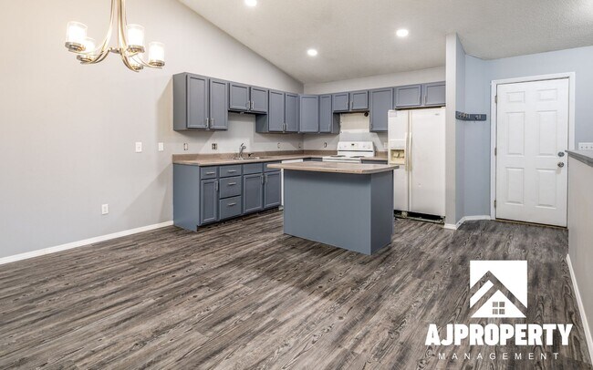 Building Photo - 4 Bedroom 2 bathroom near Memorial middle ...