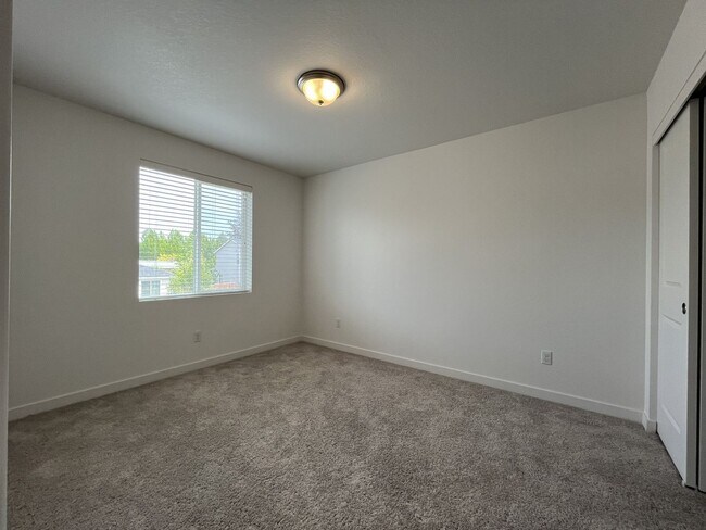 Building Photo - Stunning 3 Bedroom with Bonus Room | Solar Panels, Stainless Steel Appliances & Fenced Backyard