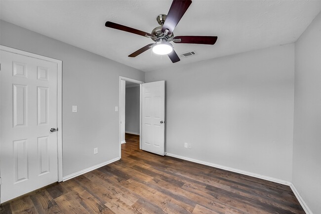 Building Photo - 13618 Piney Oaks Dr