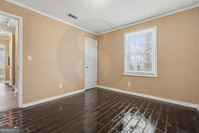 Building Photo - 1716 Lisbon Dr SW