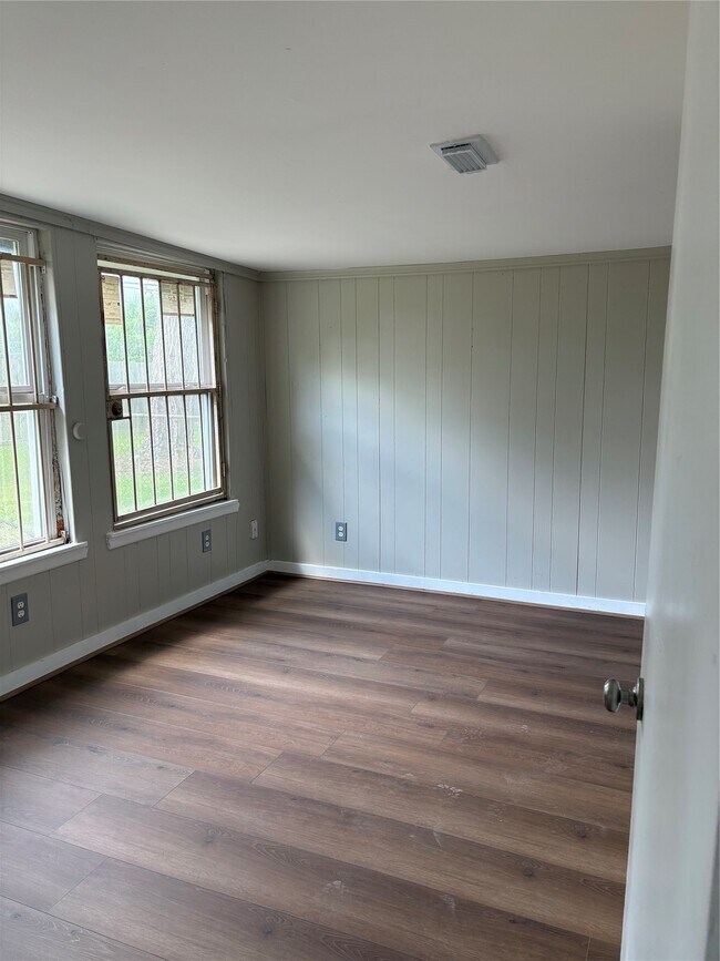 Building Photo - 5914 Ridgeway Dr