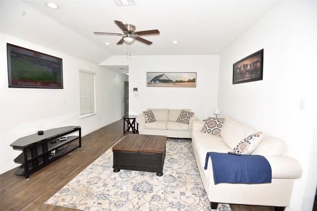 Building Photo - 16684 Lonely Pines Dr