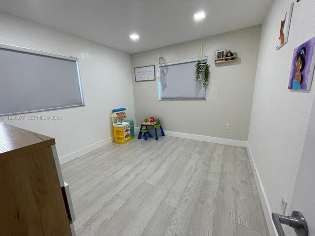 Building Photo - 325 NW 19th Ln