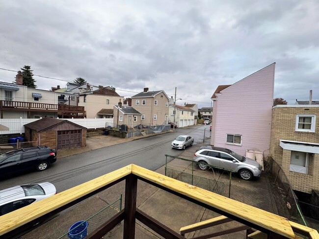 Building Photo - Spacious 2 bed 1 bath - off street parking...