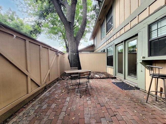 Building Photo - Cozy 3 Bed, 1.5 Bath Rental with Garage an...