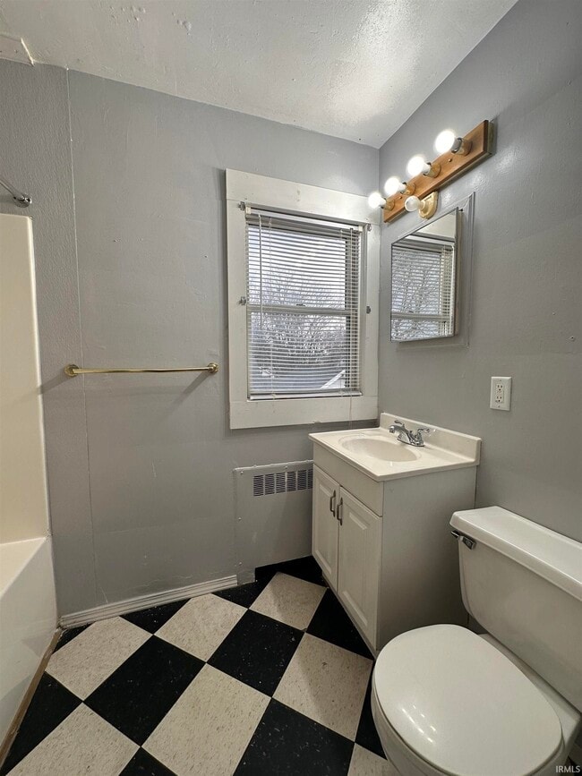 Building Photo - 909 Lincoln Ave