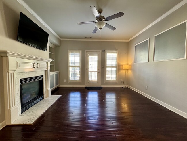 Living room - 1218 Lavista Cir NE