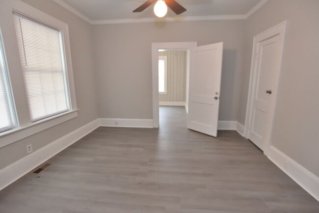 Building Photo - 1760 Country Club Rd