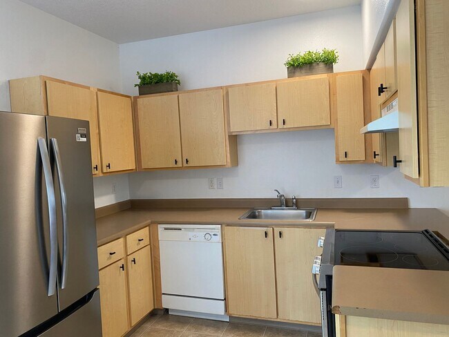 Building Photo - Location Location Location ~2 Bedroom 2.5 ...