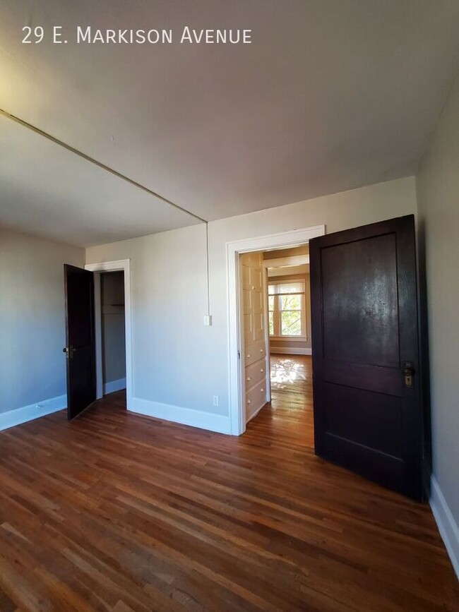 Building Photo - Spacious Townhome with Original Features A...