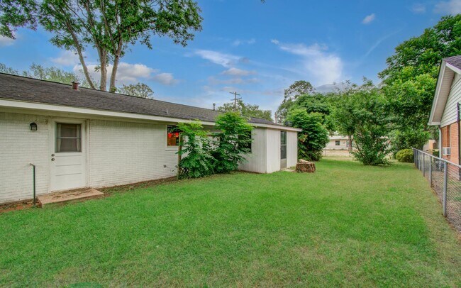 Building Photo - 1722 Front St