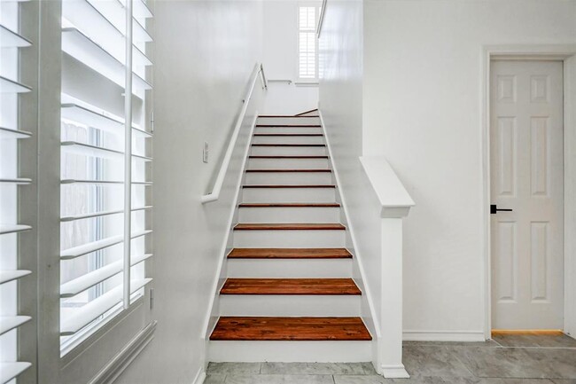 Building Photo - 1144 W 25th St