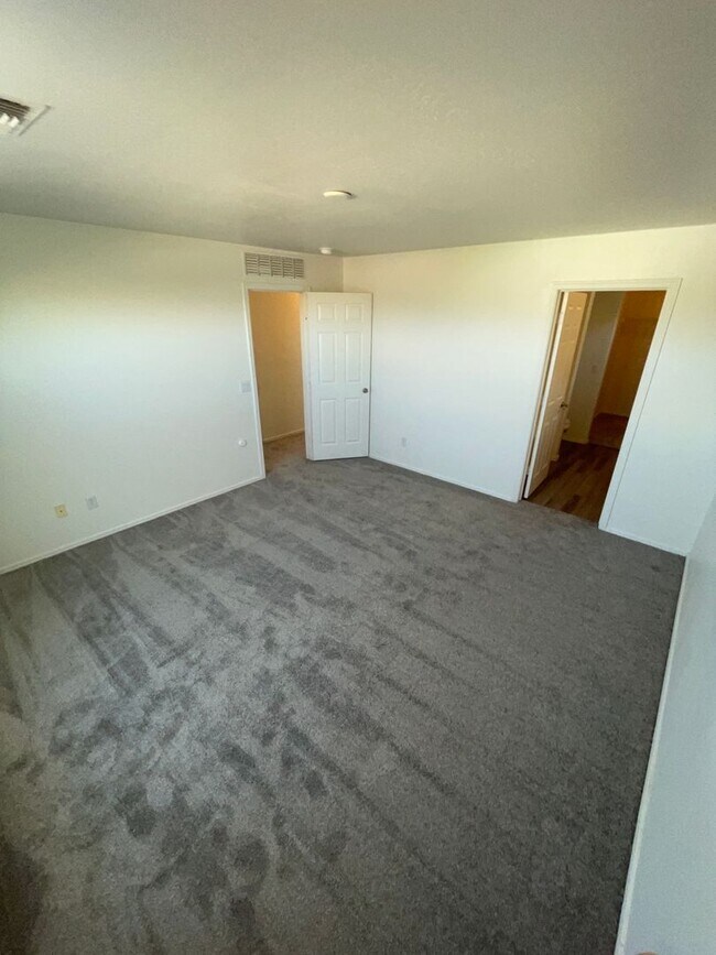 Building Photo - 5707 S 31st Dr