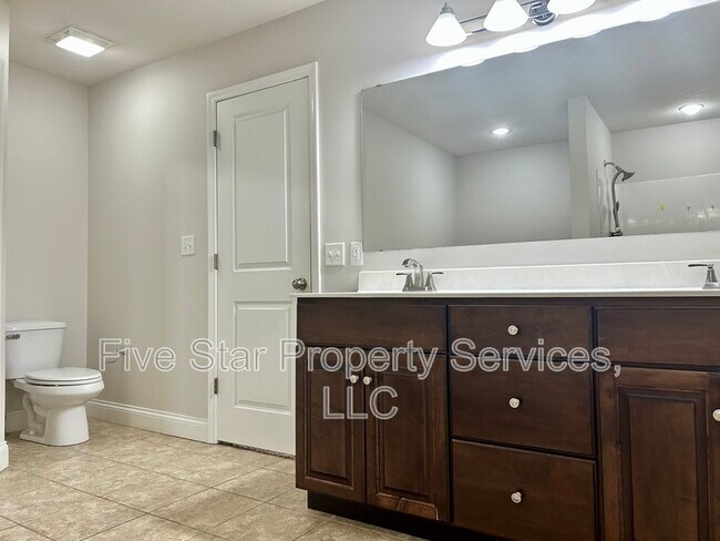 Building Photo - 1420 School House Ln