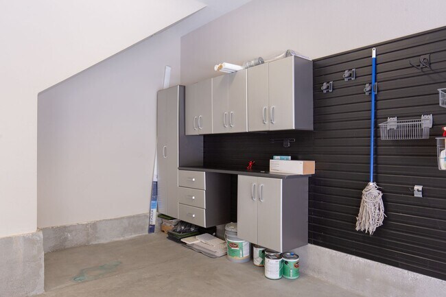 Building Photo - Fully furnished luxury townhome in Affinit...